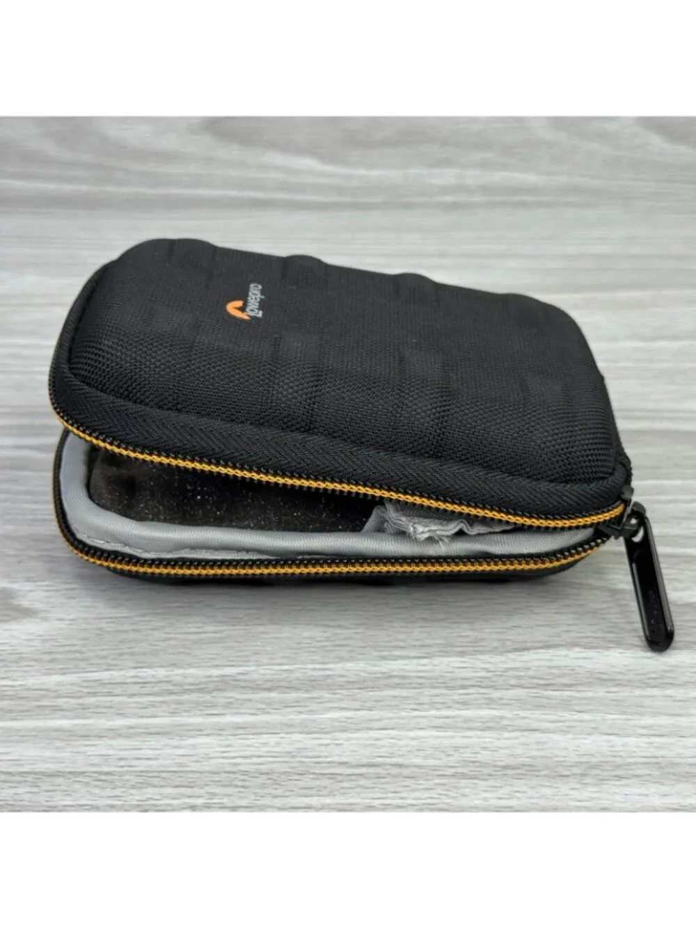 Lowepro Santiago 20 II Digital Camera Case Black Hard Shell Padded w/ Strap